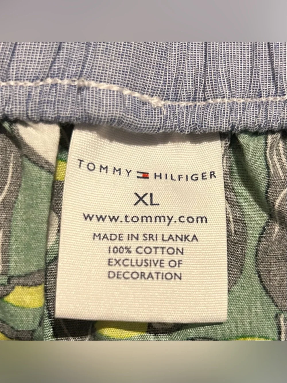 Tommy Hilfiger men's woven boxers featuring an all-over toucan pattern XL